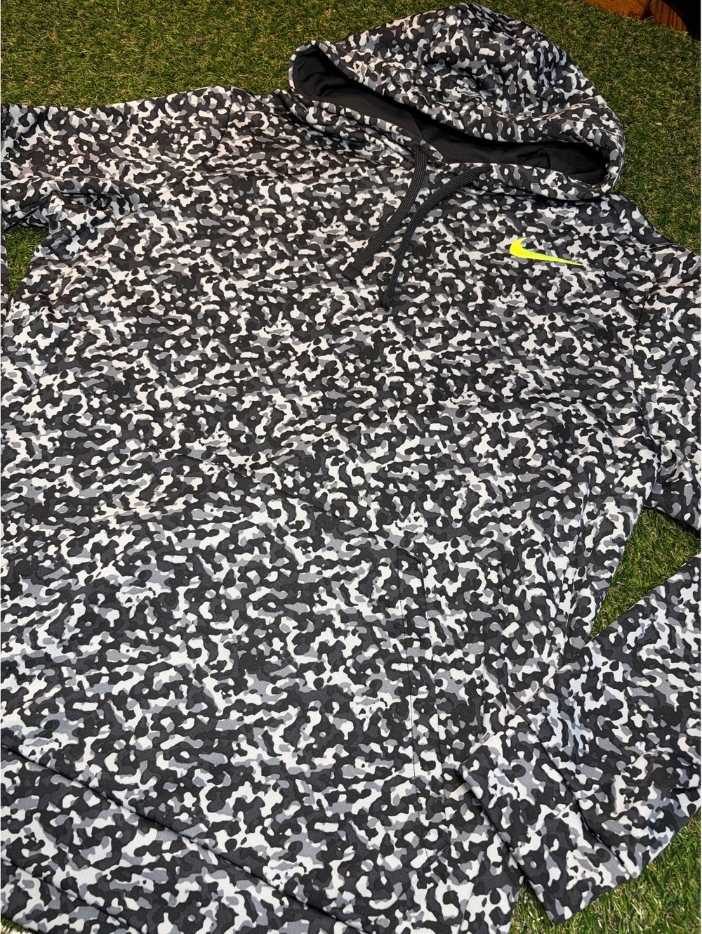 Nike Therma-FIT XL Hoodie in Black and White Camouflage